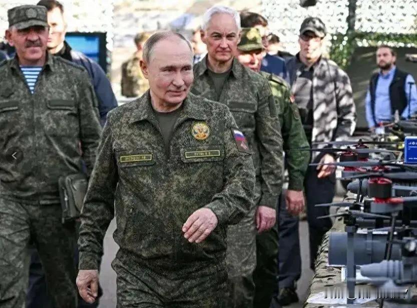 一向西装革履的普京突然换上迷彩军装，现身俄军联合指挥部直接放话：乌克兰不愿意和谈