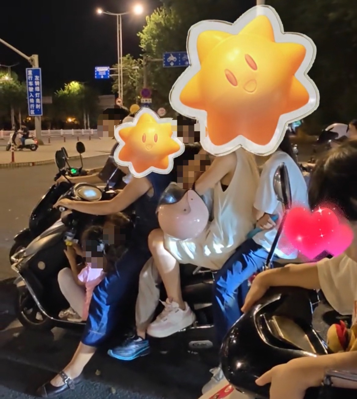 【柳州一辆两轮电动车坐了6人】7月23日晚，网友爆料称：广西柳州 街头看见一辆两