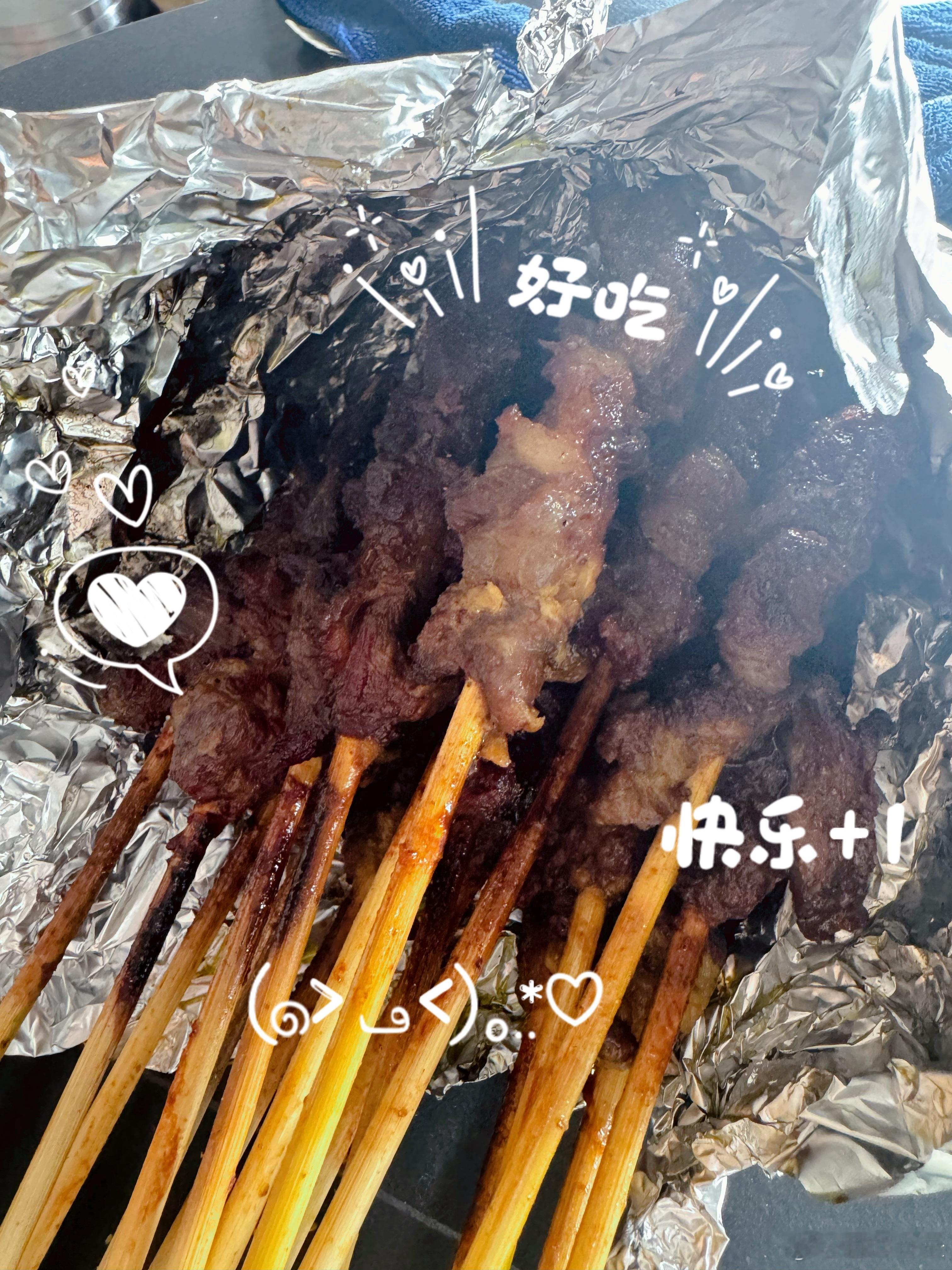 日常美食分享：今天吃到超绝的羊肉串！外焦里嫩，孜然辣椒的味道恰到好处，一口咬下去