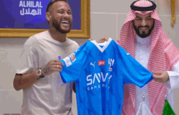 内马尔拿的是球衣吗？[捂脸][捂脸]分明是钞票[尬笑]，这都快笑掉牙了，美女也不