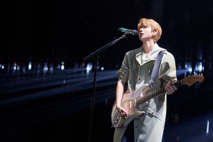 王源宇宙级狂欢巡演启幕王源黄浦江畔舞台赴约黄浦江边晚风、漫天星光、王源的舞台，三