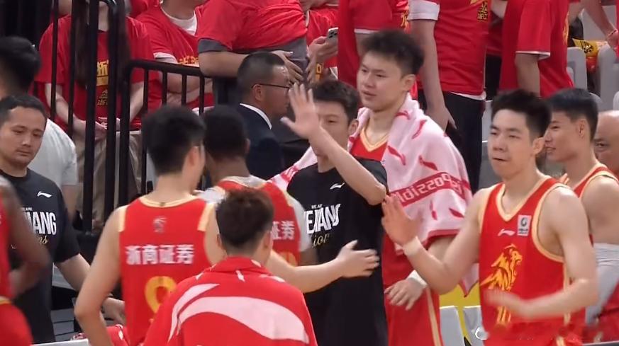 浙江广厦晋级半决赛广厦男篮半决赛对阵深圳男篮 CBA季后赛四强：上海VS北京，深