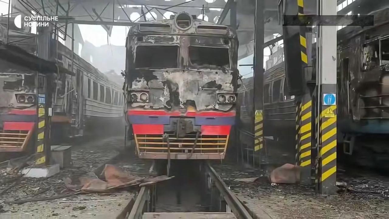 乌克兰基辅州法斯托夫火车站昨晚遭到俄军空袭，损失惨重，多辆列车被炸毁。#基辅被袭
