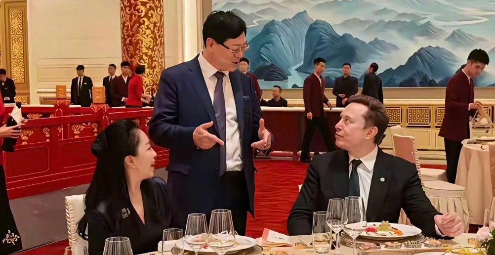 这几年，老人有拿2014年4月的CCTV对话节目来讽刺杨元庆，当时主持人陈伟鸿让