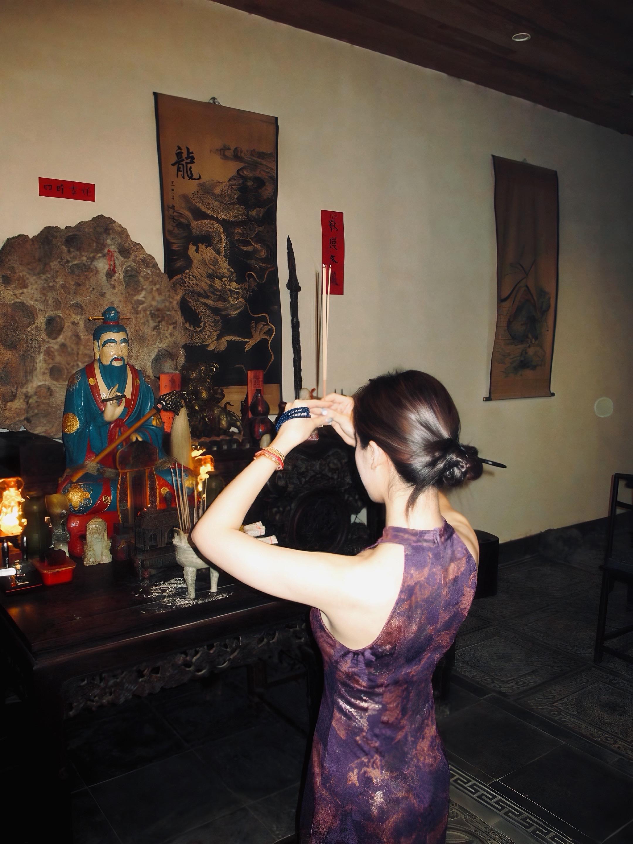 照一轮明月 映我情愁如白雪。