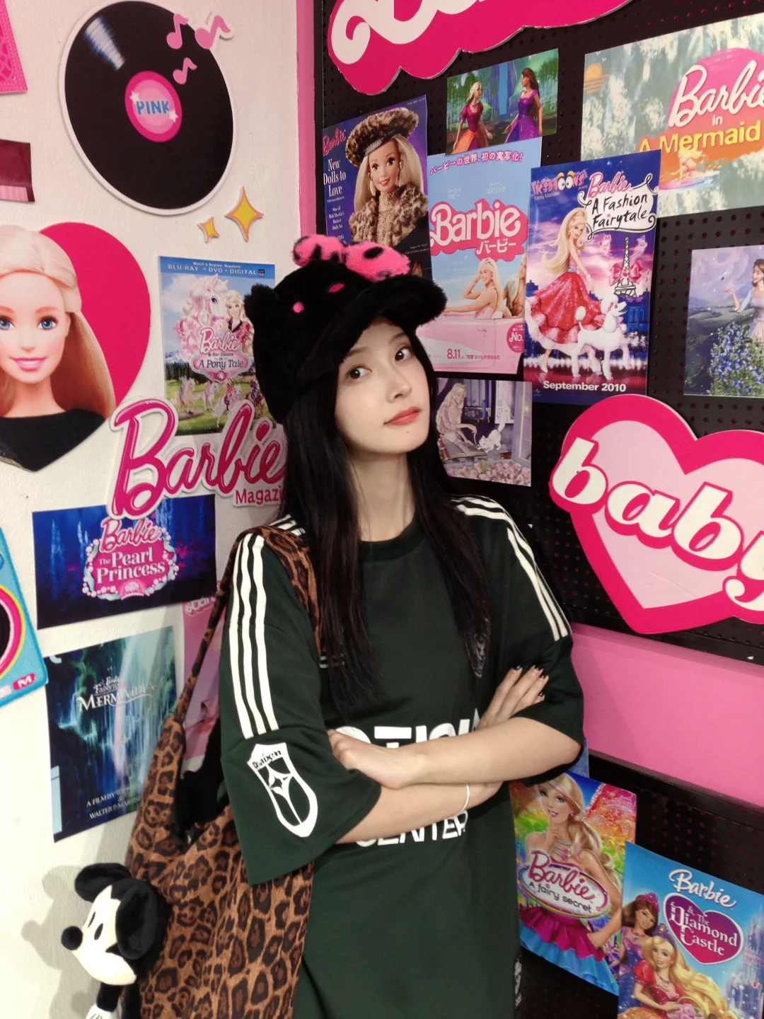 她的睫毛弯的嘴角