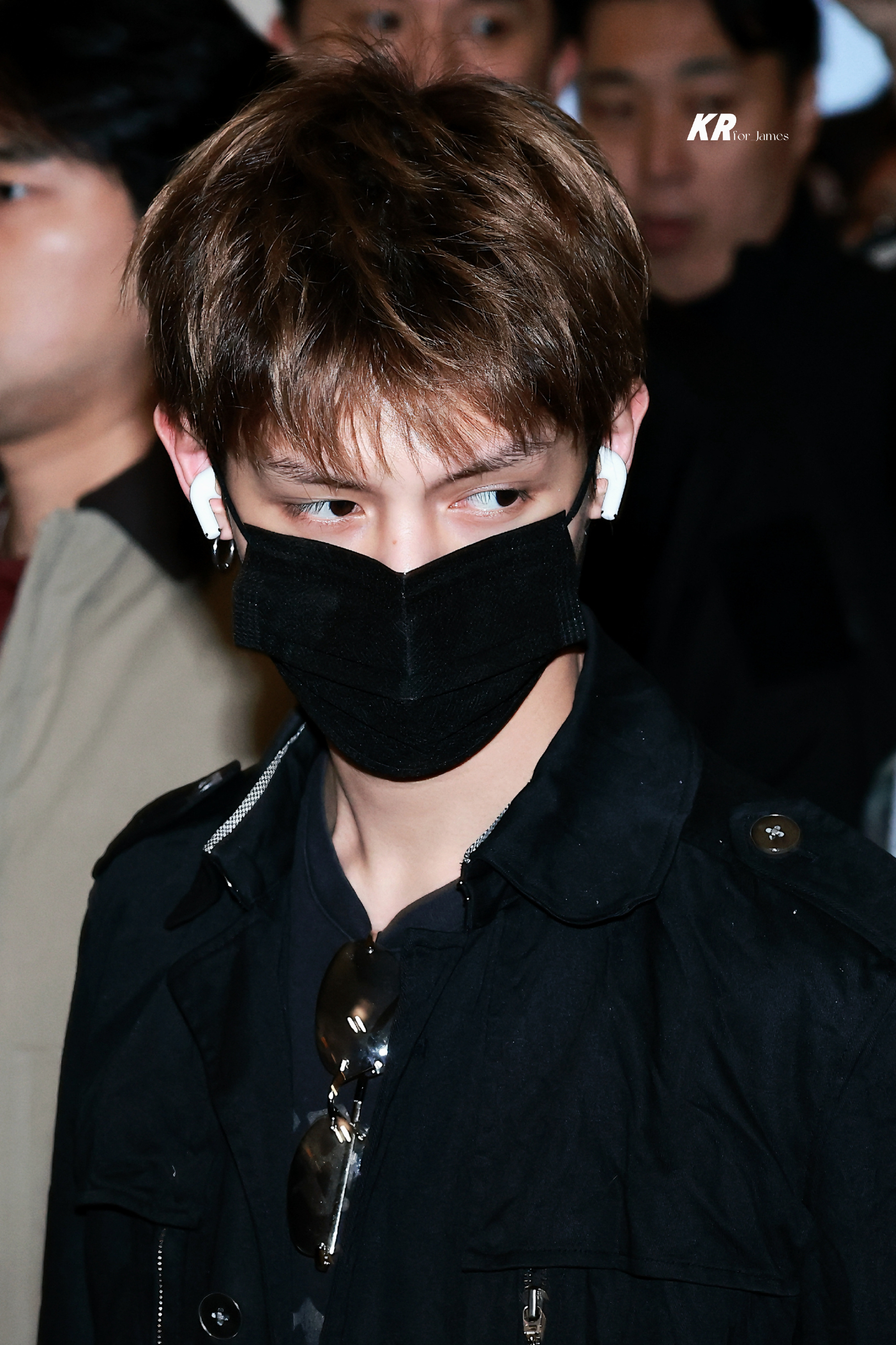 赵雨凡JAMES 🦅赵雨凡 觉得穿的朴素又怎么样，此男素颜依然闪耀机场😎cr