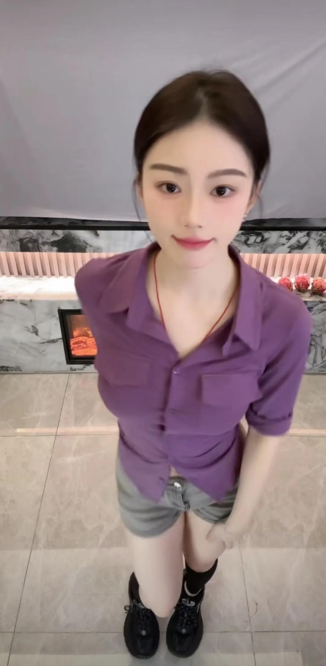 元气少女穿搭指南，紫色衬衫秒变时尚达人！