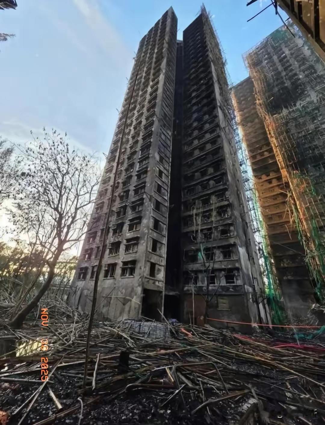 香港，收到很多捐款，为啥都不捐给住户，免除所有费用！