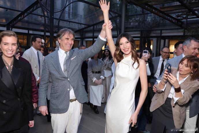 谷爱凌晒米兰时装周照片 谷爱凌发博晒出米兰时装周九宫格并配文：“休息”一下。 