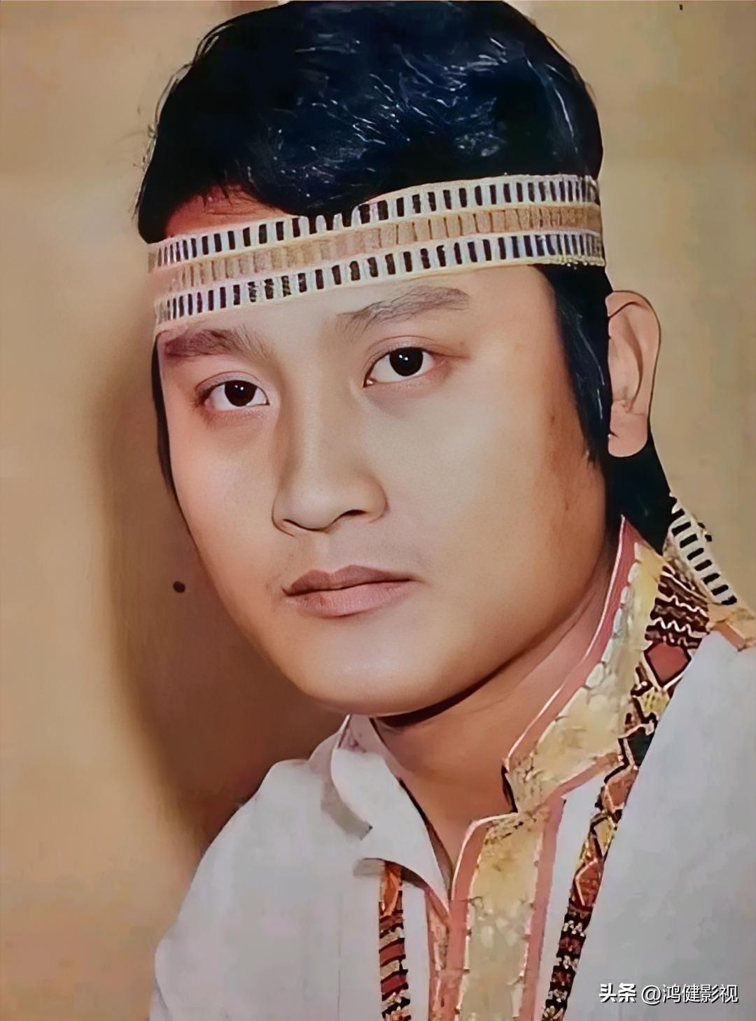 大家还记得这位男歌手吗？
 没想到他已去世3年了，出生于中国台湾台东县。早年他任