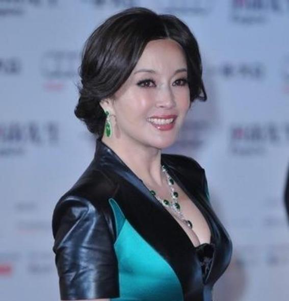 金星对刘晓庆说：“你害了多少男人啊，结婚的没结婚的个个被你迷得神魂颠，你简直是个