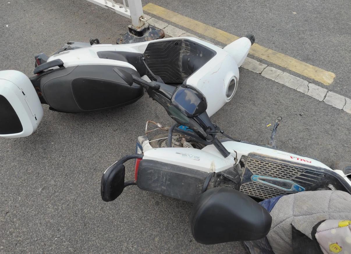 羞愧难当！前天，我带2瓶白酒去朋友家做客，去的路上，遇到一位骑电车的路人，只见他