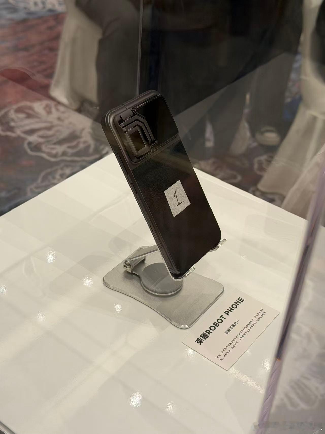 给大家看看荣耀Robot Phone的第一版手板 ，不知道什么时候才能上手真机