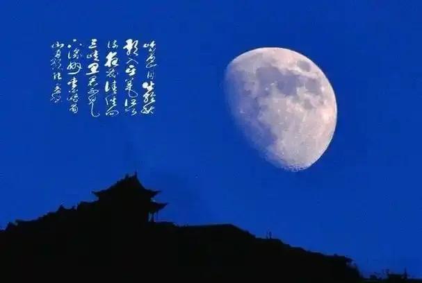 寒空挂玉盘，冬月映千山。
霜重凝清辉，风凉透薄衫。
林疏鸟影寂，水浅冰痕添。
雪