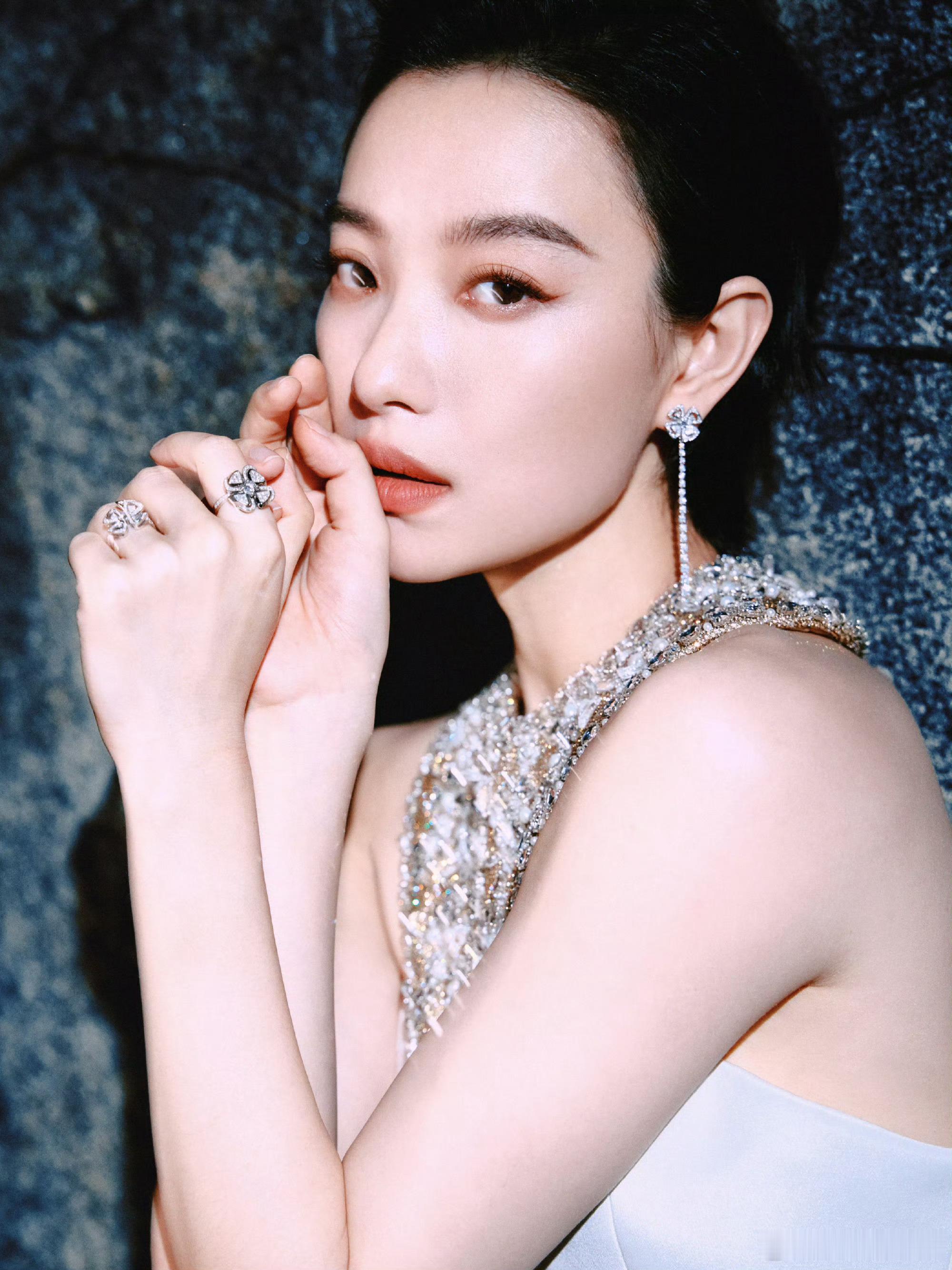 倪妮 今日  第二套造型来了！身着Sabina Bilenko 2025春夏定制