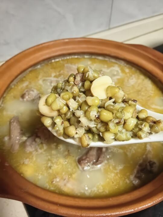 炖上一锅绿豆莲子排骨汤，消热又解暑！