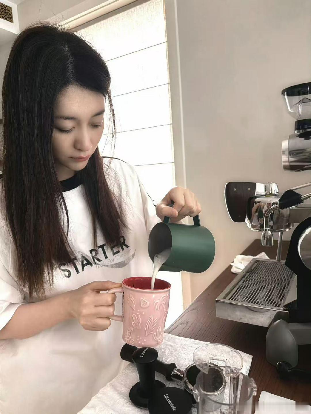 李小冉拿铁唯一真神李小冉拿铁梦女秋日的小美好，李小冉亲手调配拿铁，嫌弃美式唯独偏
