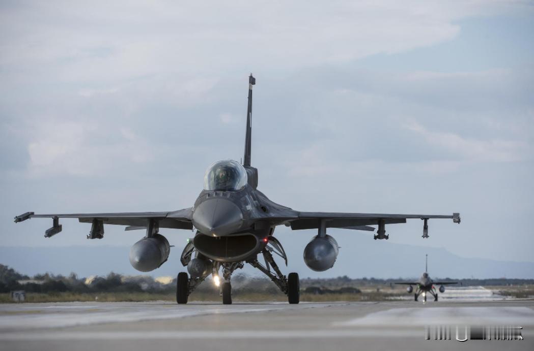 乌军的F16终于动了，投射2000磅杰达姆航弹，也就是907千克，打击了赫尔松左