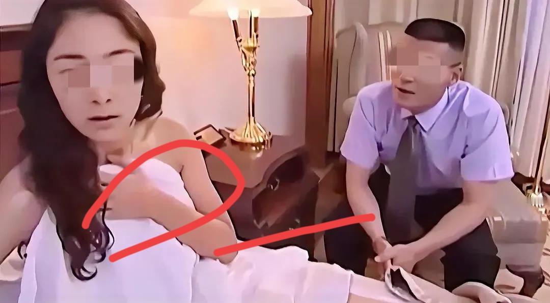 一女子在酒店房间醒来，发现自己与男同事赤裸地躺在一起。认为自己被男同事侵犯后，女