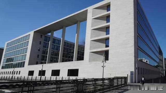 德国外交部长瓦德富尔表示，针对莱比锡无人机事件，德国外交部召见俄罗斯驻柏林大使。
