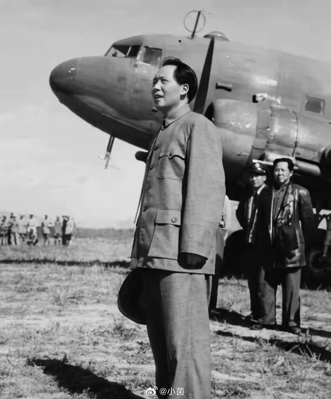 毛主席出发重庆前站在飞机旁的照片祖国精神思想的创造者 
