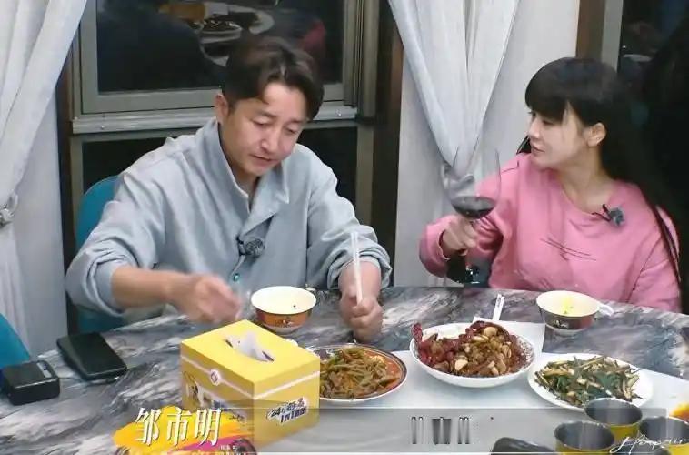 邹市明二届奥运会金牌得主，在职业拳台上拼得伤痕累累；换得了二亿的财富积累。可被读