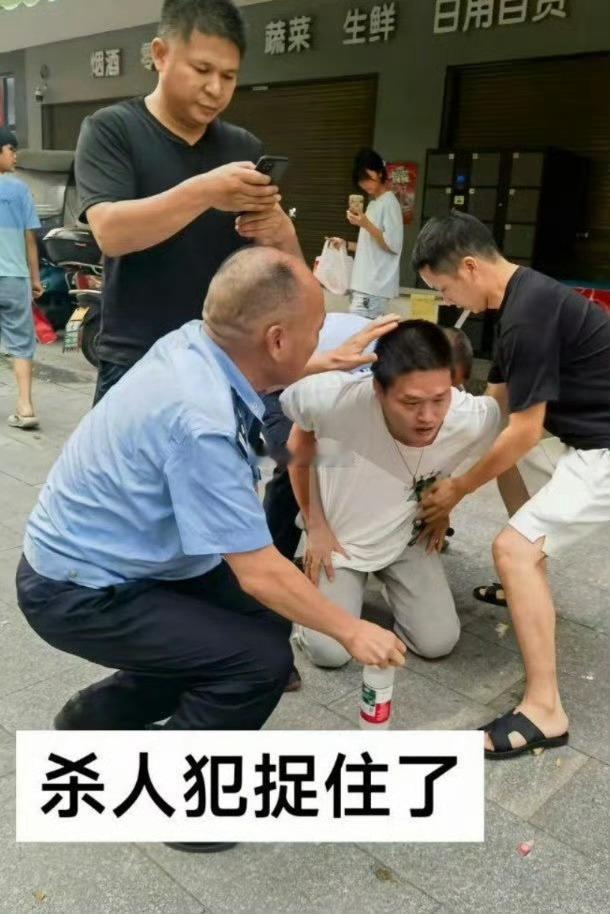 湖南耒阳一男子街头持刀伤人，造成2死3伤，已讲犯罪嫌疑人抓获归案。 ​​​