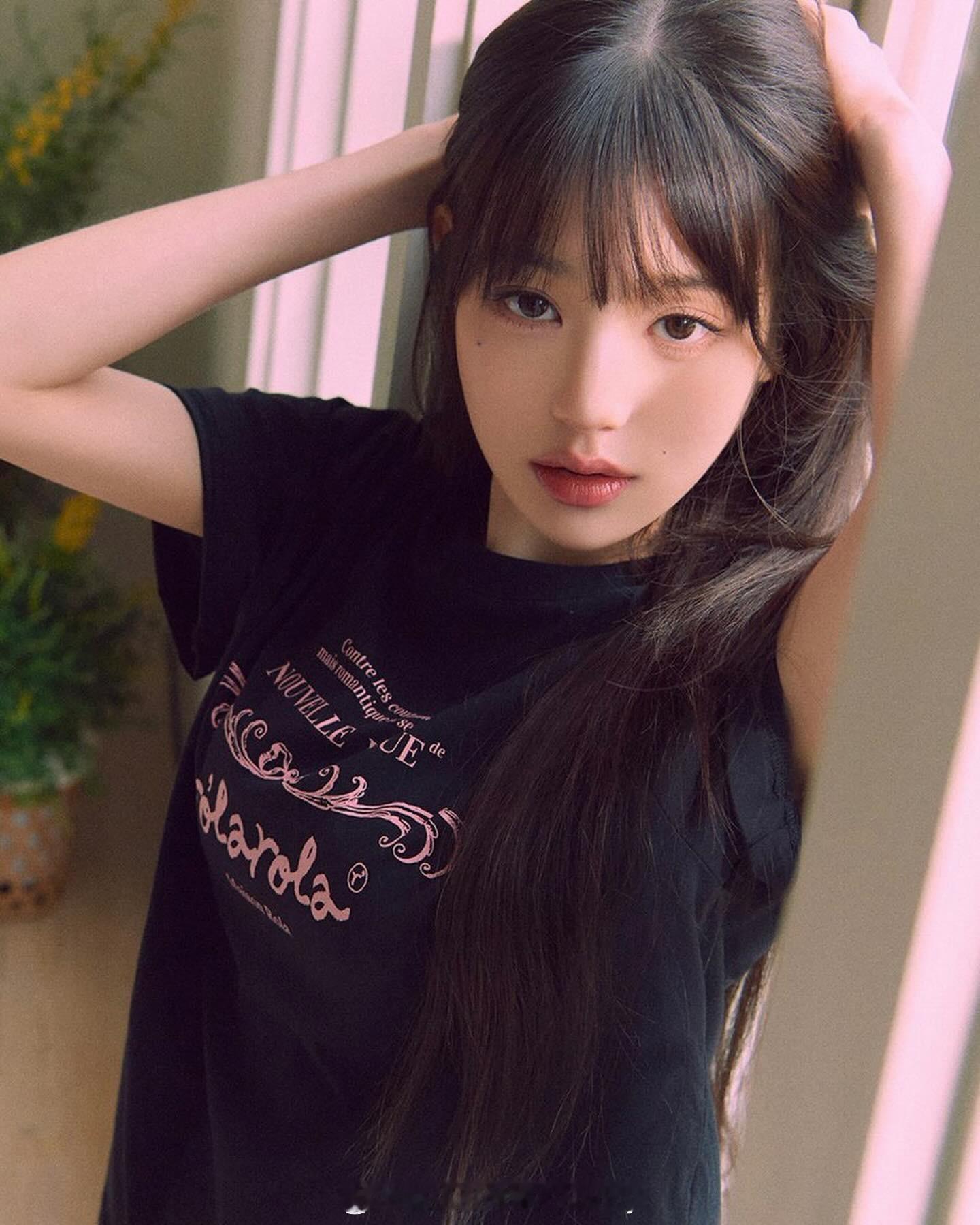 张元英最新美照释出，甜美可爱的元气少女。 ​​​