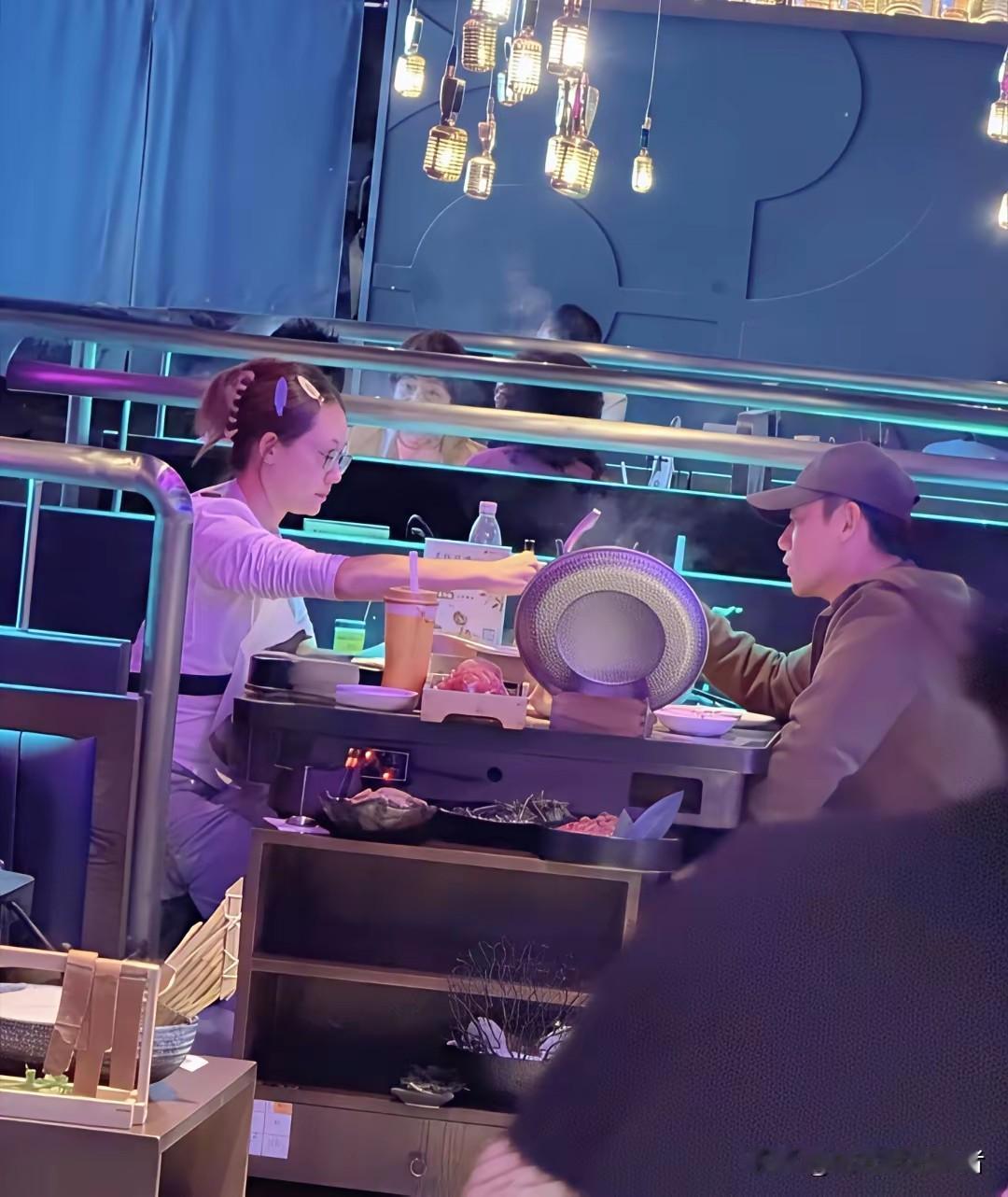 郑恺带着苗苗吃火锅，难得的二人世界啊，苗苗也是没有化妆，真的是很舒服的感觉，夫妻