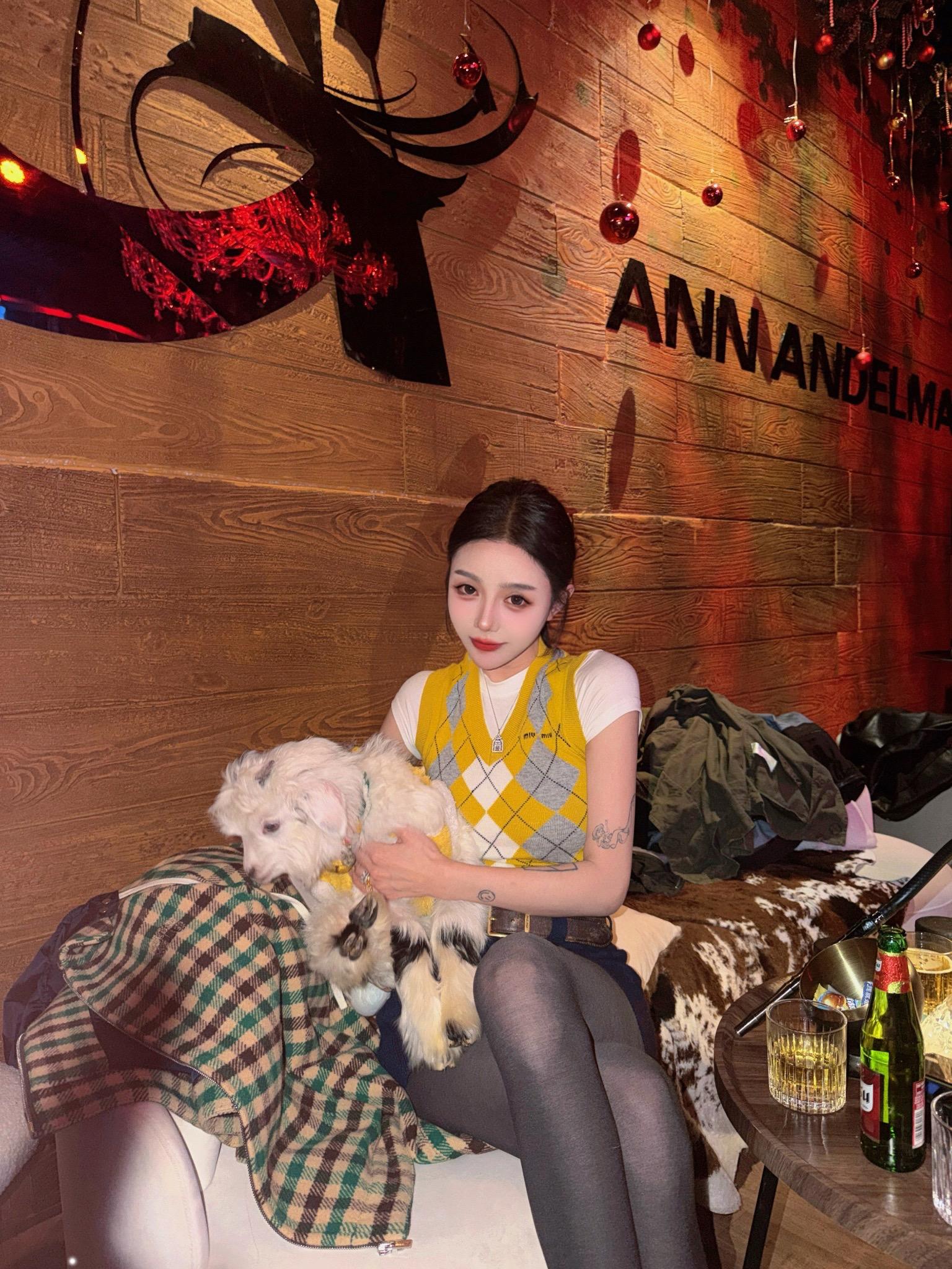 如果世界末日的话，我就带上你和酒。如果那个时候我们有小猫的话，你就带上...