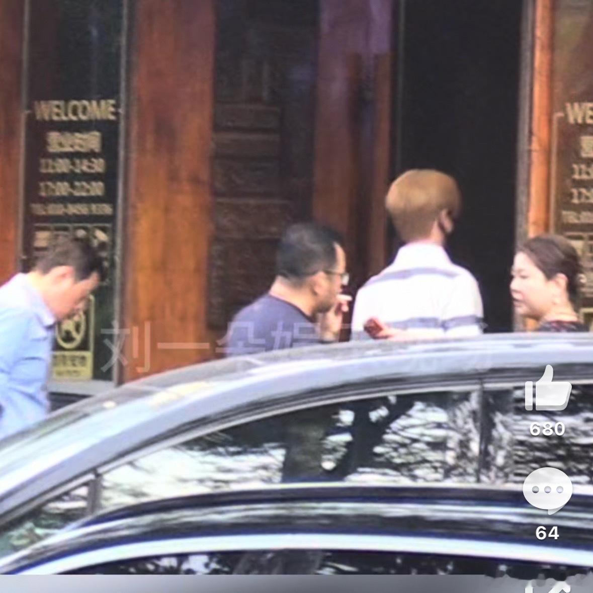 李昀锐与好友聚餐 路人说他穿搭像班里的体育生，长袖T恤清爽干净，确实是那种不费力