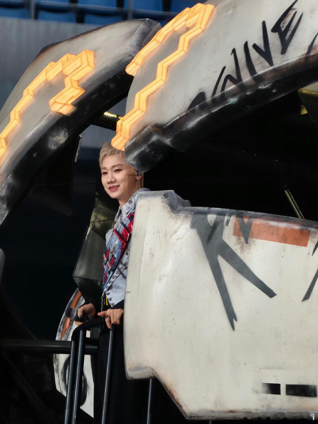 汪苏泷袖子这个红布好伯爵女王 这场汪苏泷演唱会的造型很有巧思，袖间红布增添了复古