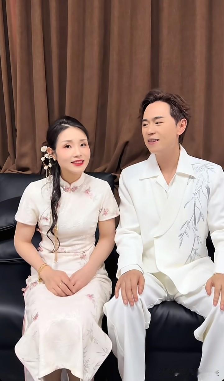 人出名了就是好，你看河南三妹在凭借一曲《岁月如笔写春秋》火遍全网后，她昔日崇拜的
