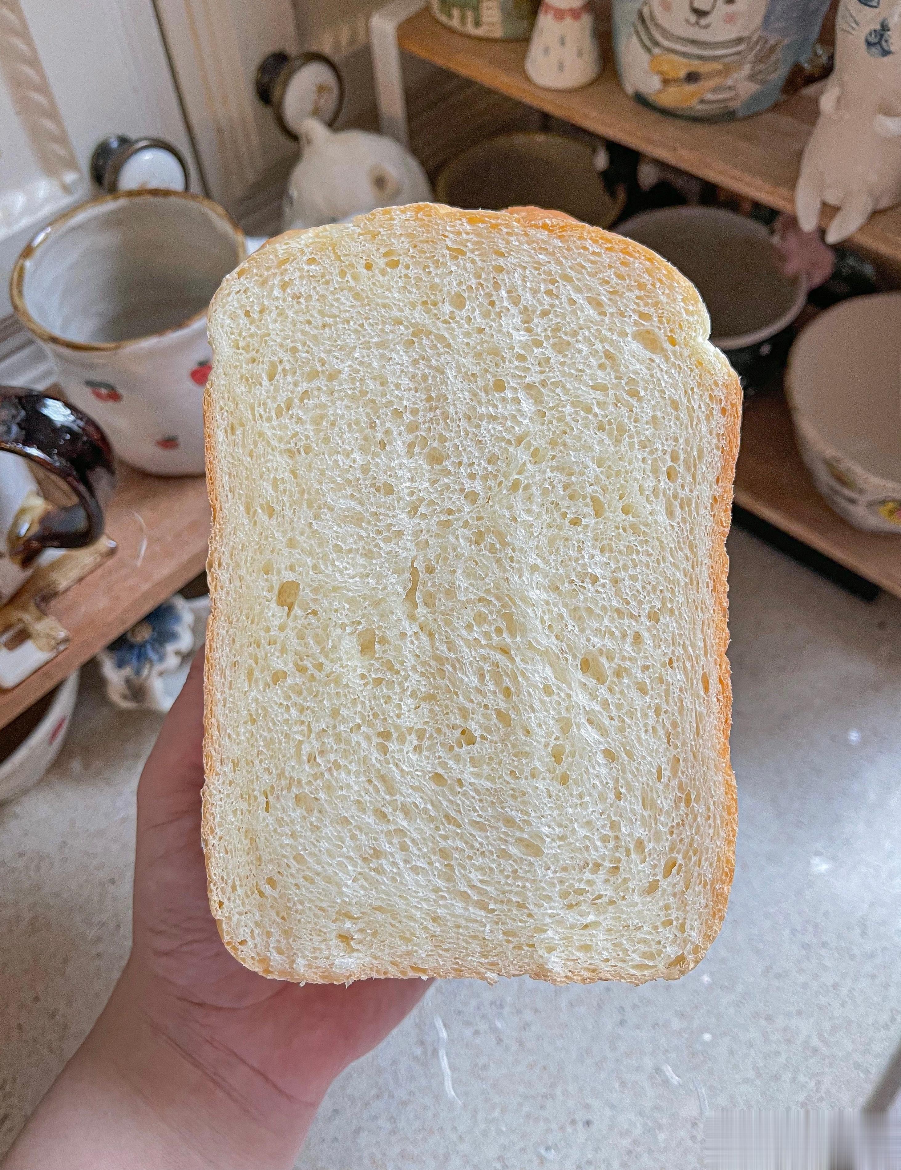 自己做的吐司切片自己做的果酱和涂抹式奶酪拌在一起，抹面包吃这种幸福感谁懂[哈哈]