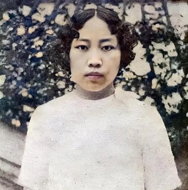 [微风]秋瑾被害后，无人敢替她收尸。6岁的女儿王灿芝被送回老家，她嘴里喊着：“我