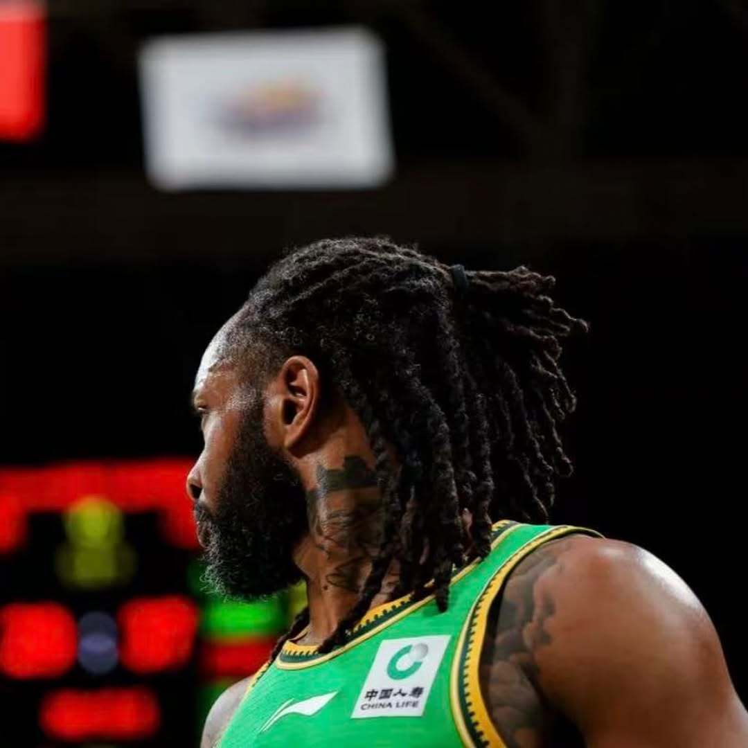 威尔斯更新ins发布照片自己身披辽宁队球衣以及大莫拉他起身的照片没有文案，仅发了