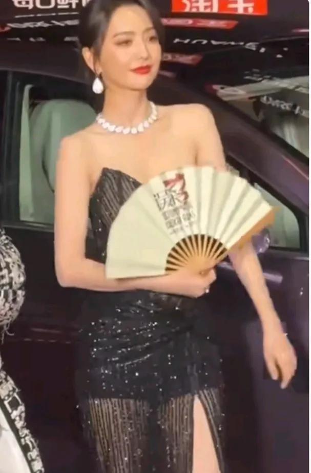 现在最后悔的或许是佟丽娅本人吧！
听着陈思诚侃侃而谈过往细节。

我才懂她那份温