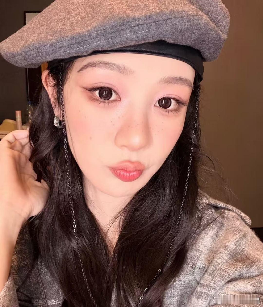 杨紫灰色贝雷帽杨紫灰色贝雷帽好可爱，素颜跑步照好美！杨紫素颜跑步照