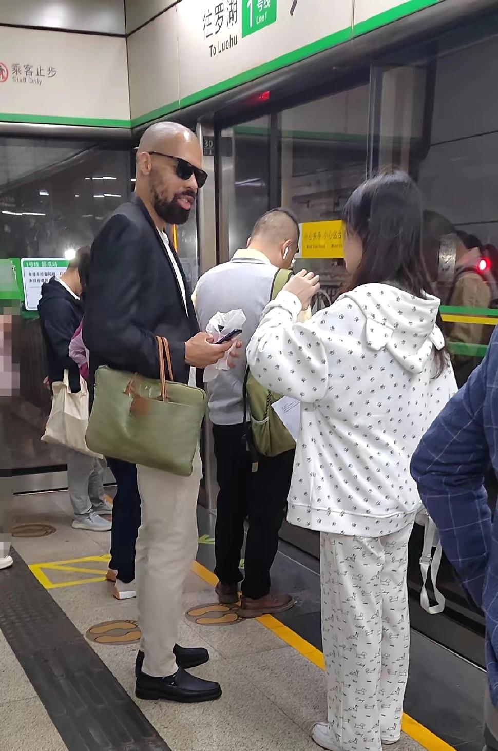 深圳打工人通勤迷惑行为+1！
在固戍地铁站反复偶遇同一个黑人小哥，主打一个“专撩