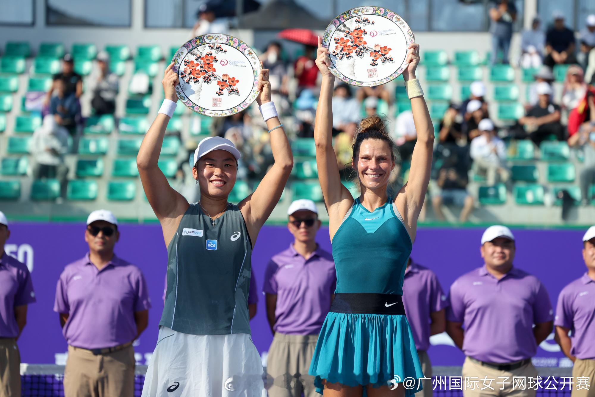 2025年广网双打冠军曾丽美、皮特尔捧起木棉花奖杯。恭喜两位！！评论转发点赞一键
