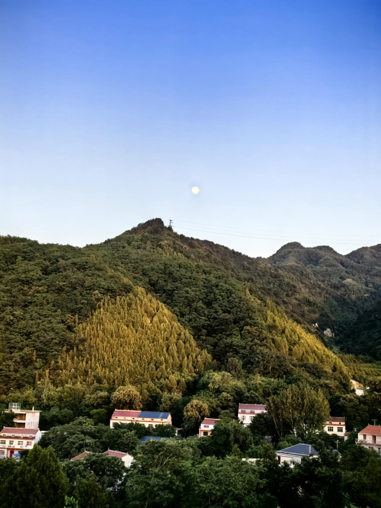 《夏至避暑北池》
一一韦应物（唐）
昼晷已云极，宵漏自此长。

未及施政教，所忧