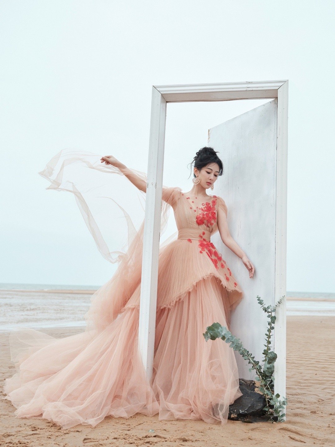  yz #杨紫要久久爱#风拂动裙摆，宛若晨雾褪去后的朝阳，心驰神往​​​