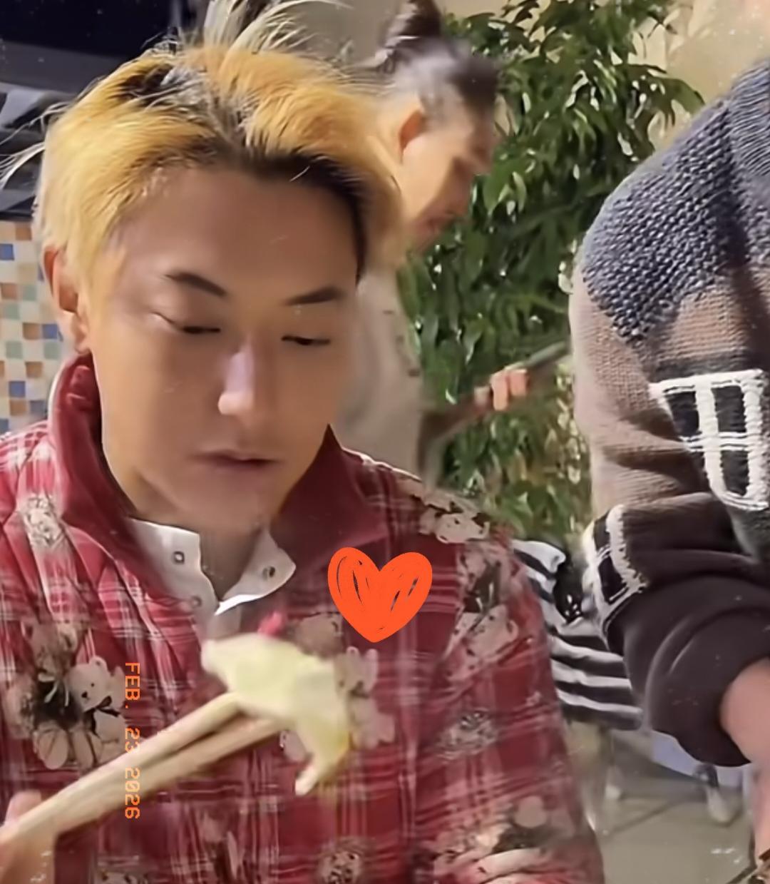 他穿着别的男人的旧睡衣出门了。
你没看错。
黄子韬被拍到的那件不合身的旧棉花睡衣