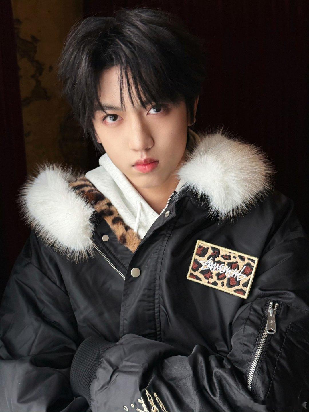 想装凶 实则完全是一个冷脸萌。 