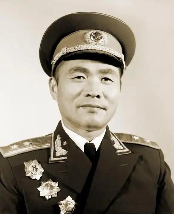1949年，一个解放军军长回家探亲，亲娘就在眼前，他却装作不认识，还撒谎说：“大