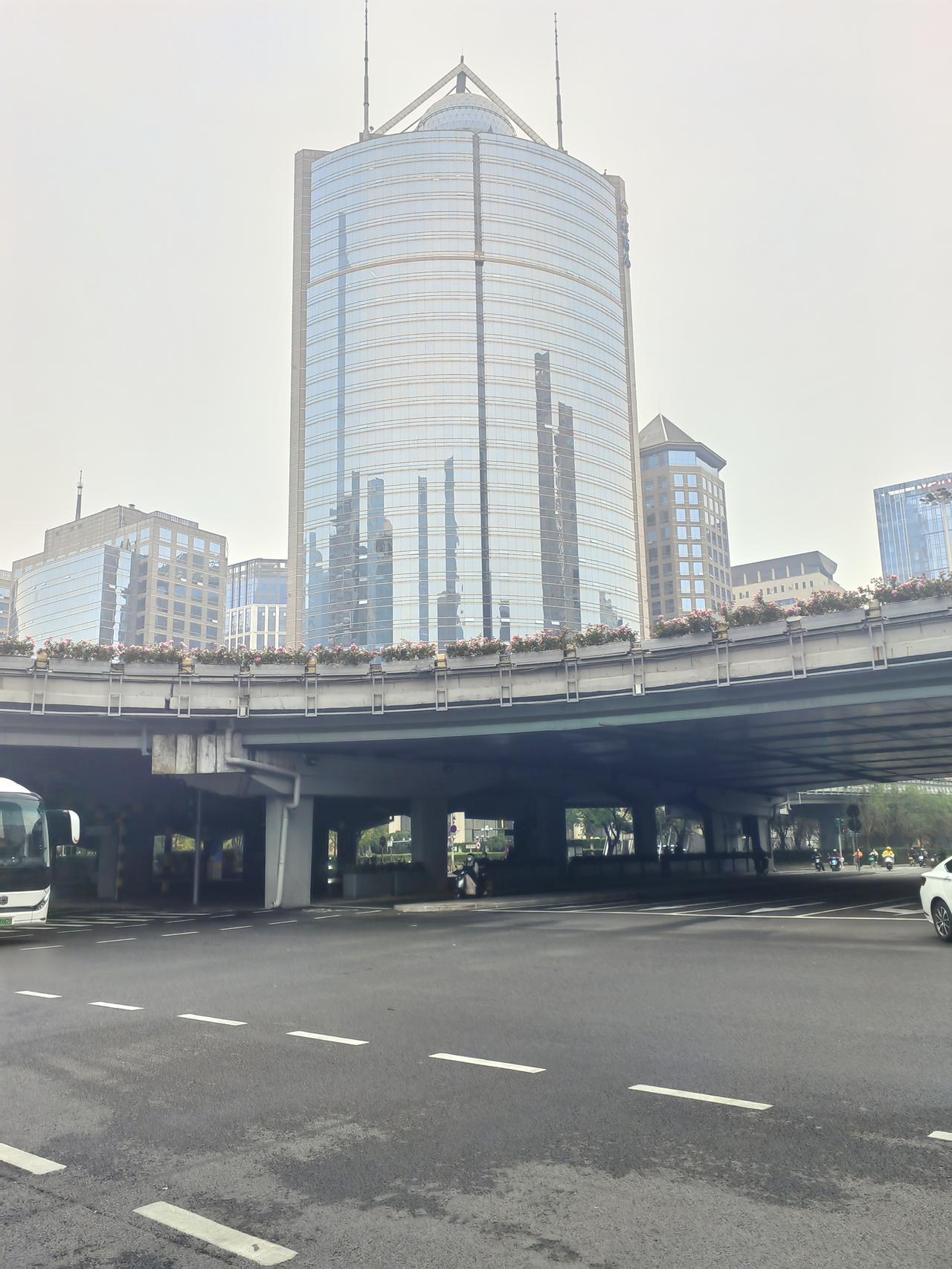 今早去体检，遇见一件糗事，你猜怎么着？我真是一顿也饿不得啊！

单位体检拖了好久