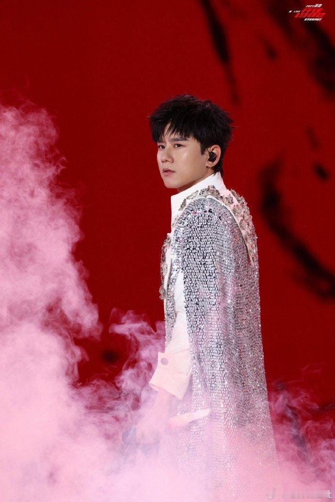 张杰张杰舞台的故事从这片树叶启程 树叶开启音乐之旅！张杰澳门跨年演唱会预告，发光