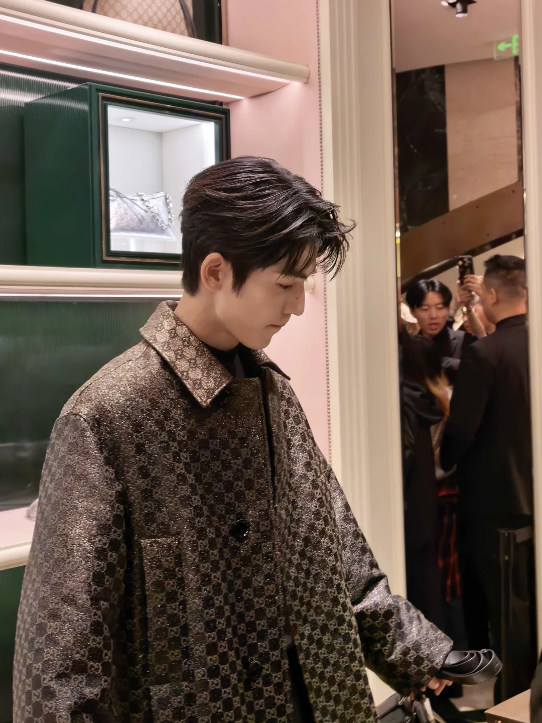 抿嘴的张凌赫好可爱啊！！！live生图来袭