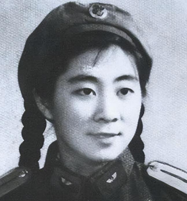 1985年，郑州市副市长刘源在汽车厂巡视，这时一个正在工作的女人吸引了他的注意，
